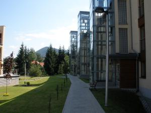 un edificio con farola al lado de un parque en Luksusowy apartament w Ustroniu, en Ustroń 7 fotos más