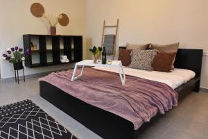 Uma cama ou camas num quarto em Mokka
