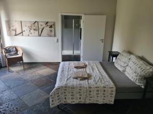 Ein Bett oder Betten in einem Zimmer der Unterkunft Ferienwohnung Selfkant