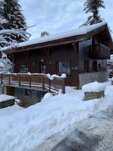 a log cabin in the snow with a bridge at chalet clémentine in La Tania