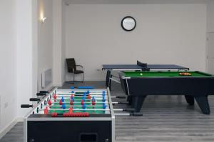 Pembroke Self Catering Apartments tesisinde bir bilardo masası