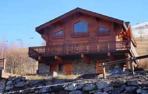 Cabaña de madera grande con balcón en una montaña en Odalys Chalet Le Panorama, en Les Deux Alpes