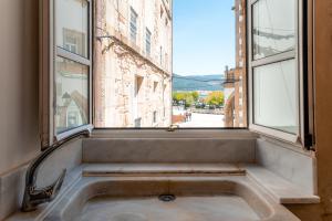 un lavandino davanti a una finestra con vista di Casa dos Infantes a Muros Altre 10 foto