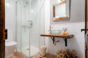 bagno con box doccia in vetro e lavandino di Casa dos Infantes a Muros