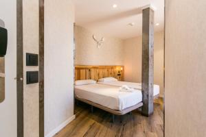 Łóżko lub łóżka w pokoju w obiekcie Black Swan Hostel Sevilla