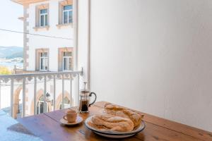 un tavolo con un piatto di pane e una tazza di caffè di Casa dos Infantes a Muros