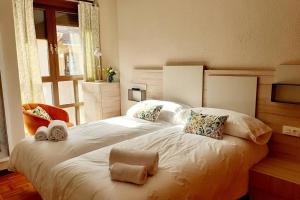 Een bed of bedden in een kamer bij Adosado Marblés con Txoko y Wifi