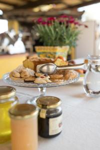 un plato de comida con una cuchara en una mesa en Ara dei Pre, Terre Marine, en Vezzano Ligure