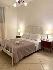 Un dormitorio con una cama grande con dos mesitas de noche. en Dream House De Iulio, en Pompeya