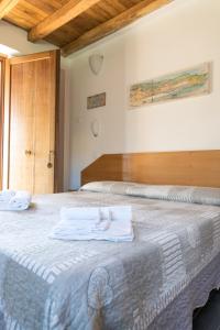 a bedroom with a bed with two towels on it at Ara dei Pre, Terre Marine in Vezzano Ligure