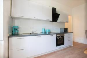 Kuchyň nebo kuchyňský kout v ubytování PRIME Apartments - Monteur House with 1-4 Room Apartments