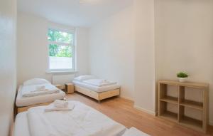 Un pat sau paturi într-o cameră la PRIME Apartments - Monteur House with 1-4 Room Apartments