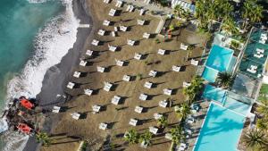 an overhead view of a beach with chairs and the ocean at Hotel Caravelle Thalasso & Wellness in Diano Marina