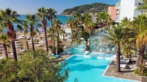 Bazén v ubytování Hotel Caravelle Thalasso & Wellness nebo v jeho okolí