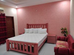 Un ou plusieurs lits dans un hébergement de l'établissement Hotel Taj Palace Multan