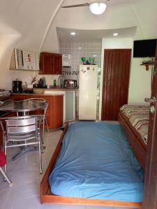cocina con cama en el centro de una habitación en Chalé em Búzios 100m da Praia de Tucuns, en Búzios