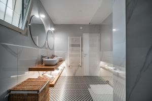 Ένα μπάνιο στο Lux Apartments +36 φωτογραφίες