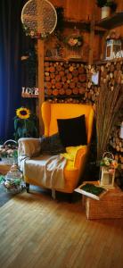 a living room with a yellow couch in a room at Vēverkalni in Vidriži