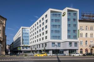 ブダペストにあるB&B Hotel Budapest Cityの白い高い建物 +27枚の写真