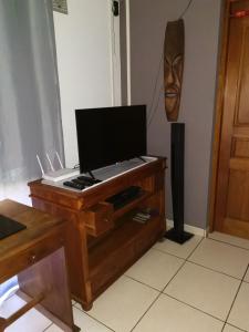 Televisor o centre d'entreteniment de Appartement d'une chambre avec vue sur la mer jardin clos et wifi a Saint Leu a 5 km de la plage