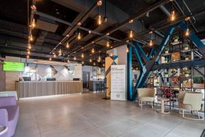 ブダペストにあるB&B Hotel Budapest Cityの椅子・テーブルのある店舗ロビー