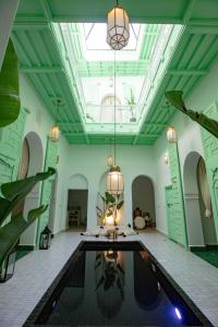 ラバトにあるRiad Dar Rabiaaのプールの真ん中に位置する広い客室です。
