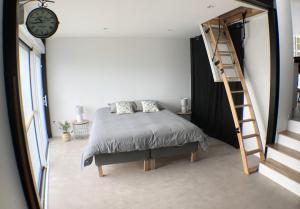 Un pat sau paturi într-o cameră la Maison moderne avec jardin à 750m de la mer