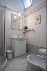 A bathroom at Forum Apartment
