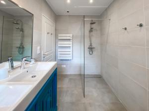 a bathroom with a sink and a shower at Entre Midi - Maison d'Hôtes - B&B in Capestang
