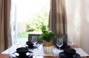 Restoran atau tempat lain untuk makan di Oxford - Private House with Garden & Parking 05