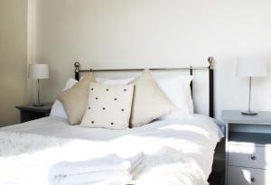 1 dormitorio con 1 cama con sábanas y almohadas blancas en Oxford - Private House with Garden & Parking 05, en Oxford