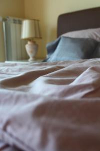 Exceptional Accommodation房間的床