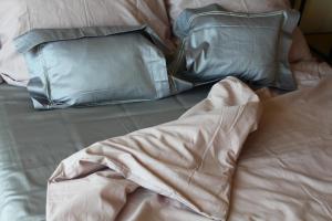 Exceptional Accommodation房間的床