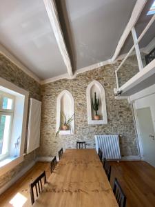 Habitación grande con mesa de madera y sillas. en Le Logis GOUT en Carcassonne