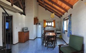 a kitchen and dining room with a table and chairs at Bungalows Costa Esmeralda in La Paloma