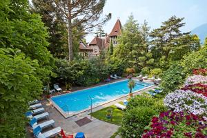 an overhead view of a swimming pool in a yard at Hotel Juliane in Merano