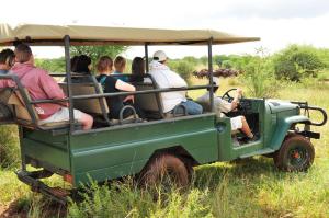 un grupo de personas montando en un jeep verde en Sondela Nature Reserve & Spa Makhato Lodges, en Bela-Bela