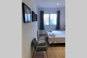 a bedroom with a bed and a table and a chair at Acogedor apartamento en Ruzafa-centro in Valencia