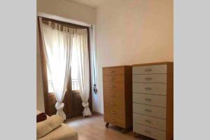 a bedroom with a dresser and a window at Acogedor apartamento en Ruzafa-centro in Valencia