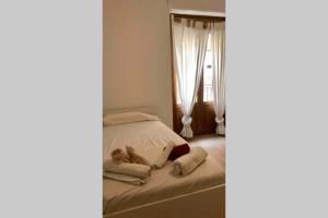 a bedroom with a bed with two dogs laying on it at Acogedor apartamento en Ruzafa-centro in Valencia
