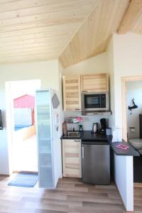 Dapur atau dapur kecil di Blue View Cabin 1B With private hot tub