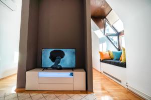 En TV eller et underholdningssystem på Lux Apartments