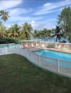 Kolam renang di atau dekat dengan Condo Beach Court