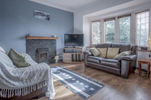 ein Wohnzimmer mit einem Sofa und einem Kamin in der Unterkunft Cambrian Cottage - 3 Bedroom Cottage - Tenby in Tenby