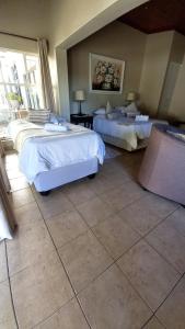 um quarto com 2 camas e uma grande janela em Harmony Guesthouse em Nelspruit