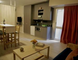 a living room with a table and a kitchen at RecoBerta Studio. Vivir Recoleta!! in Buenos Aires