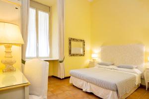 um quarto com uma cama branca e uma janela em Domus Pinciana em Roma