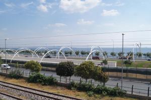 een uitzicht op een snelweg met een brug en auto's bij Galley Hotel in Istanbul