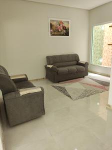 ein Wohnzimmer mit 2 Sofas und einem Sofa in der Unterkunft Casa do Lamarques in Piranhas