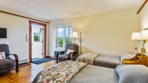 馬洪貝的住宿－Bayview Pines Country Inn B&B，一间卧室设有两张床、一把椅子和一个窗户。